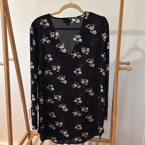Beautiful Lumiere Navy Floral Blouse - Picture 2 of 4
